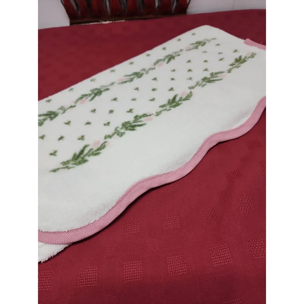 Vintage Laura Ashley By J.P. Stevens Bath Towel Floral Motif Pink Scalloped Edge